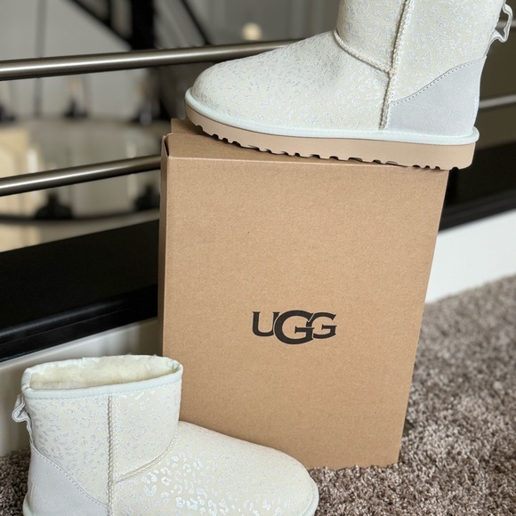 UGG classic mini snow leopard boots - Picture 2 of 5